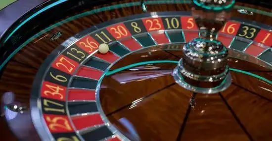 Tampilan dukungan pelanggan live chat macan 123 di aplikasi ponsel dengan agen siap membantu